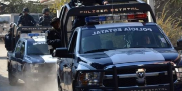 Sujetos emboscan un taxi durante festividad de San Gabriel Coxcatepec en la mixteca