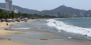 AMLO llama a protegerse en refugios y alejarse de ríos por llegada del huracán Otis