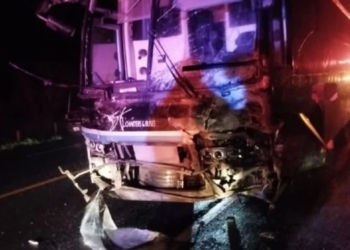 Impacto brutal entre un autobús texano y una camioneta en NL