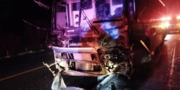Impacto brutal entre un autobús texano y una camioneta en NL