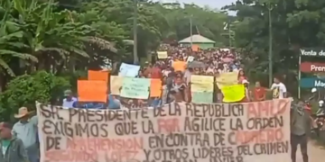 Habitantes de Chiapas marchan con pancartas donde dicen “No queremos morir”