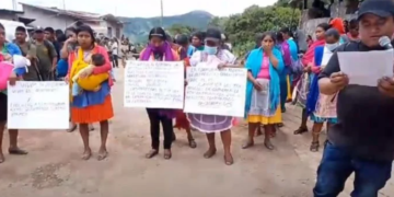 14 alumnos y 3 maestros hospitalizados tras intoxicación por ingerir pastel en Chilapa, Guerrero