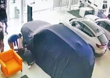 Un grupo de hombres roba 14 vehículos de una agencia Volvo en León