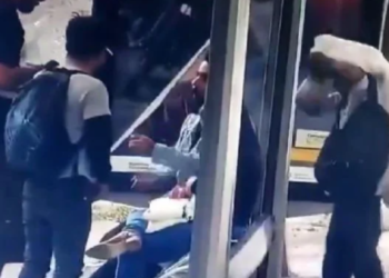 Hombres roban a pareja en parada de autobús en Guadalajara y uno de estos fue tiroteado por civil