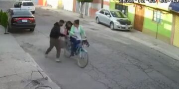 VIDEO Captado momento que un hombre por poco secuestra una niña en Ecatepec
