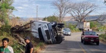 Camión con migrantes se volca en Chiapas y se reportan 18 personas heridas