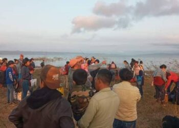 Grupos de familias completas huyen de la narcoviolencia en Chiapas