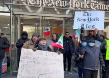 Grupo de mexicanos protestó frente a instalaciones del The New York Times