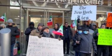 Grupo de mexicanos protestó frente a instalaciones del The New York Times