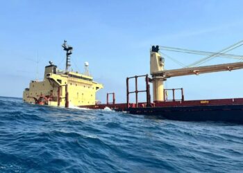 Barco se hunde por primera vez en el Mar Rojo tras ataque de los hutíes yemeníes