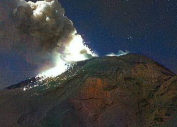 Volcán Popocatépetl sube actividad y lanza ceniza a municipios de Puebla