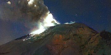 Volcán Popocatépetl sube actividad y lanza ceniza a municipios de Puebla