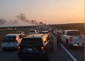 Autopista Monterrey-Reynosa colapsada por enfrentamientos entre grupos delincuenciales