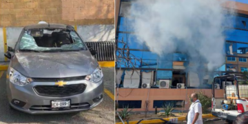 Normalistas de Ayotzinapa tiran petardos al Palacio de Gobierno en Chilpancingo e incendian autos