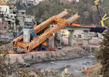 Lanzadora de dovelas en obras del Tren Interurbano en Ciudad de México
