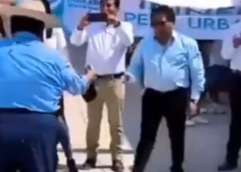 Exalcalde da un fajo de billetes a candidato de Panal y dice que él lo puso