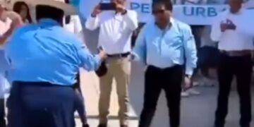 Exalcalde da un fajo de billetes a candidato de Panal y dice que él lo puso