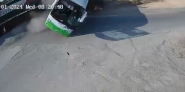 1 muerto y 5 heridos tras cruzar chófer un bus de forma irresponsable rieles del tren en Hidalgo