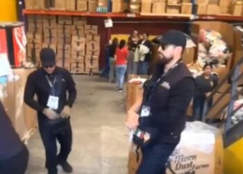 Propietaria de bodega Saldos Koko prefiere dar mercancía al público antes de ser decomisada por el SAT