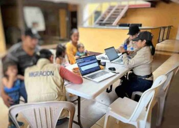 Guatemala entrega visas humanitarias a mexicanos que huyeron de Chiapas por violencia