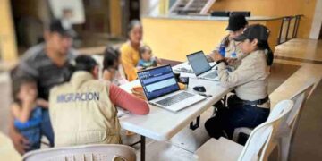 Guatemala entrega visas humanitarias a mexicanos que huyeron de Chiapas por violencia