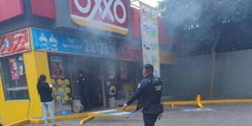 Tienda Oxxo en llamas en Michoacán tras ataque con bombas molotov