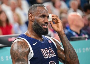 LeBron James recibe cuatro puntos de sutura tras llevarse un codazo en el ojo en los JJ.OO.