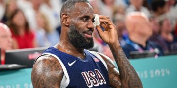 LeBron James recibe cuatro puntos de sutura tras llevarse un codazo en el ojo en los JJ.OO.
