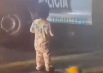 Video de bebé que deambula solo en carretera de Puebla durante la madrugada (Video)