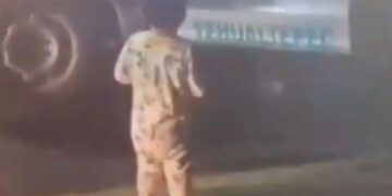 Video de bebé que deambula solo en carretera de Puebla durante la madrugada (Video)