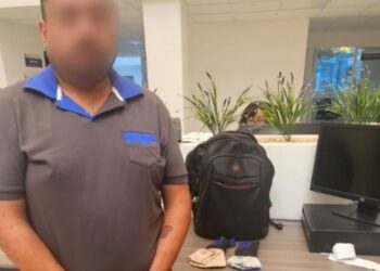 Taxista regresa maleta con 100 mil pesos que pasajero deja en asiento trasero