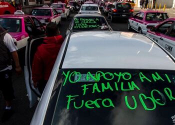 Taxistas protestan contra los conductores de Uber en San Luis Potosí
