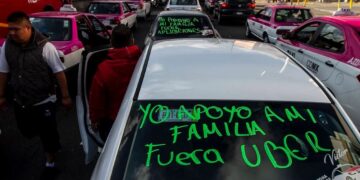 Taxistas protestan contra los conductores de Uber en San Luis Potosí