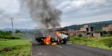Michoacán se encuentra en llamas: Quema de vehículos y bloquean caminos en 4 municipios