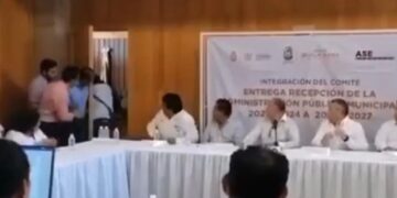 Se reporta pelea a golpes de escoltas de alcaldes entrante y saliente de Iguala (Video)