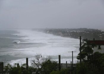 3 muertos en Oaxaca, derrumbes, carreteras dañadas, puentes destruidos tras paso de huracán John