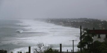 3 muertos en Oaxaca, derrumbes, carreteras dañadas, puentes destruidos tras paso de huracán John