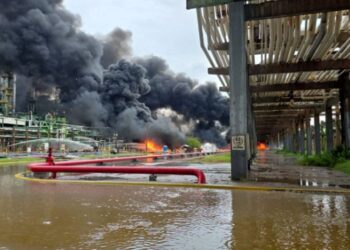 Confirman dos personas fallecidas y un herido tras explosión en refinería de Pemex en Salina Cruz