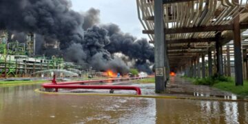Confirman dos personas fallecidas y un herido tras explosión en refinería de Pemex en Salina Cruz
