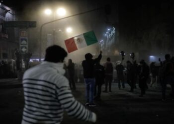 Policías de la CDMX arrojan polvo de extintores a opositores por la reforma judicial