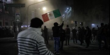 Policías de la CDMX arrojan polvo de extintores a opositores por la reforma judicial