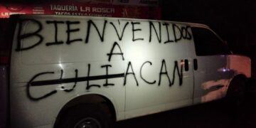 Camioneta abandonada con cuerpos y leyenda ‘Bienvenidos a Culiacán’ en gira de AMLO en Sinaloa