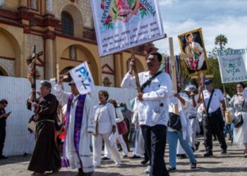 El Padre Marcelo Pérez Pérez, Párroco de la Diócesis de San Cristobal de Las Casas. marcho con pobladores en un la que pidieron por la paz en este municipio. Foto: Isabel Mateos Hinojosa, Cuartoscuro