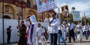 El Padre Marcelo Pérez Pérez, Párroco de la Diócesis de San Cristobal de Las Casas. marcho con pobladores en un la que pidieron por la paz en este municipio. Foto: Isabel Mateos Hinojosa, Cuartoscuro