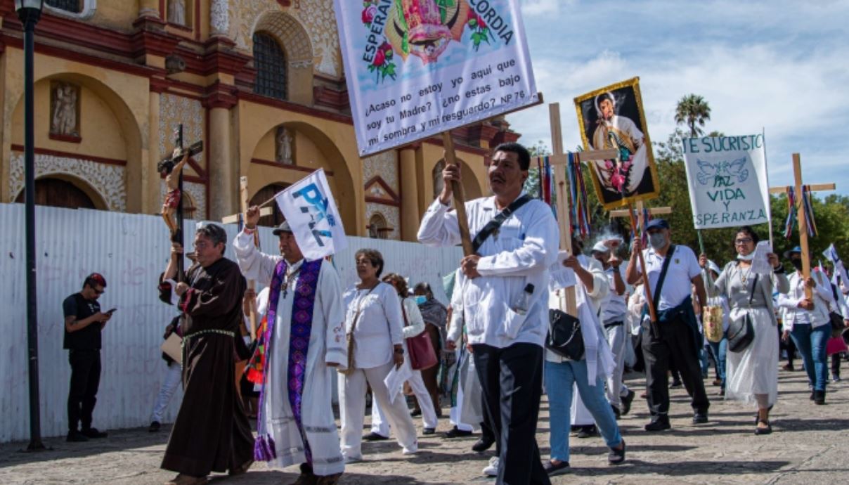 El Padre Marcelo Pérez Pérez, Párroco de la Diócesis de San Cristobal de Las Casas. marcho con pobladores en un la que pidieron por la paz en este municipio. Foto: Isabel Mateos Hinojosa, Cuartoscuro