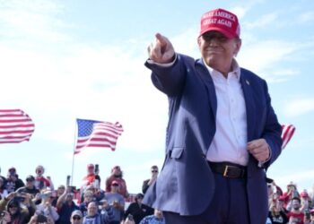 Trump dijo que impondrá un arancel de 200% a los vehículos importados de México