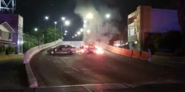 Reportan bloqueos con autos incendiados en alrededores de la Universidad en Culiacán, Sinaloa
