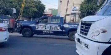 La Policía Estatal se ubicó en las afueras del Hospital de Culiacán.