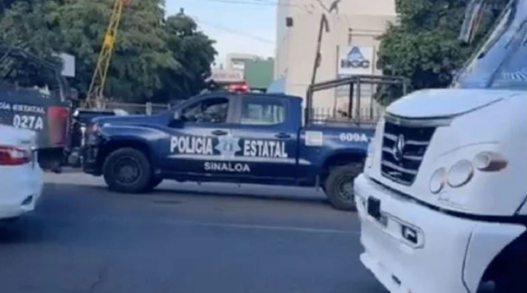 La Policía Estatal se ubicó en las afueras del Hospital de Culiacán.