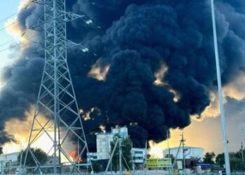 Gran terminal petrolera rusa de Feodosia en Crimea sigue ardiendo